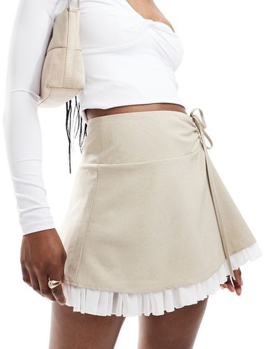 Mini-jupe ajustée froncée double épaisseur - Taupe - Miss Selfridge - Modalova
