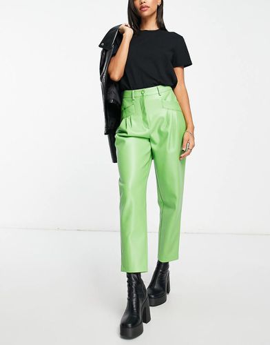 Pantalon plissé coupe carotte en similicuir à taille haute - Vert - Miss Selfridge - Modalova