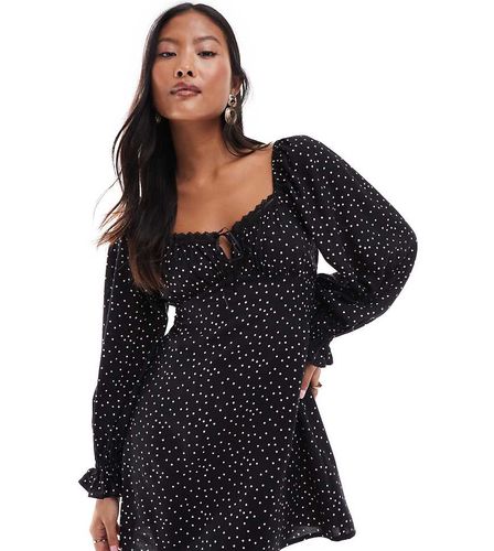 Robe à pois courte et rétro avec lien noué à l'avant et détail ruban - Miss Selfridge Petite - Modalova