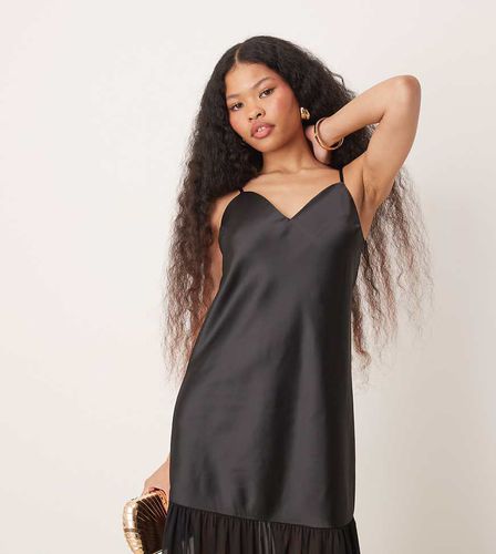 Robe longue en satin à taille basse - Miss Selfridge Petite - Modalova