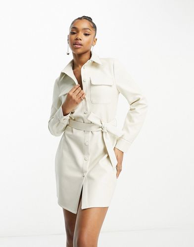 Robe chemise courte en imitation cuir avec bords à strass - Crème - Miss Selfridge - Modalova