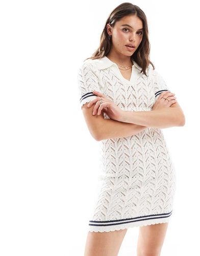 Robe courte en maille crochetée avec col polo contrastant - Crème - Miss Selfridge - Modalova