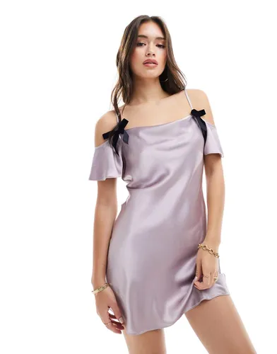 Robe courte en satin avec nauds et col bénitier - Miss Selfridge - Modalova