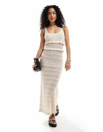 Robe longue en maille au crochet à volants - Crème - Miss Selfridge - Modalova