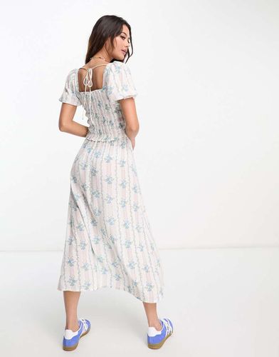 Robe mi-longue à petites fleurs bleues avec corsage froncé - Miss Selfridge - Modalova