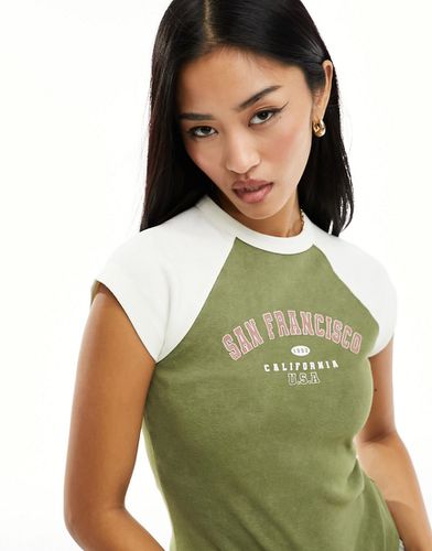 T-shirt raglan rétréci à imprimé graphique San Francisco - Kaki délavé - Miss Selfridge - Modalova