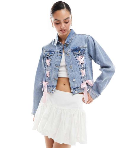 Veste en jean coupe girlfriend avec liens rubans en satin - moyen délavé - Miss Selfridge - Modalova