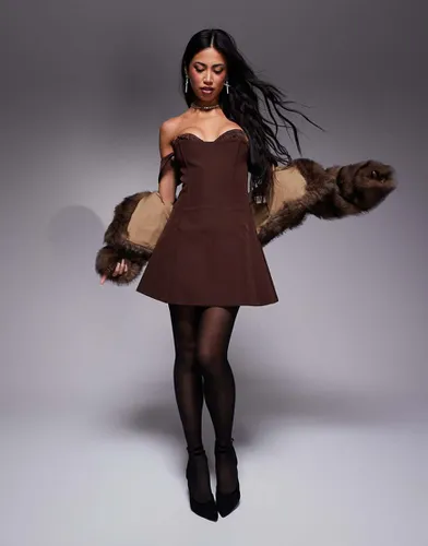 Robe corset courte à buste froncé avec laçage dans le dos et encolure Bardot - Marron chocolat - Murci - Modalova