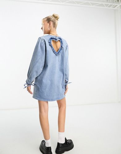 Robe babydoll courte avec découpe en caur en denim délavé - Native Youth - Modalova