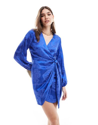 Vienna - Robe portefeuille courte en jacquard de satin - de cobalt - Never Fully Dressed - Modalova