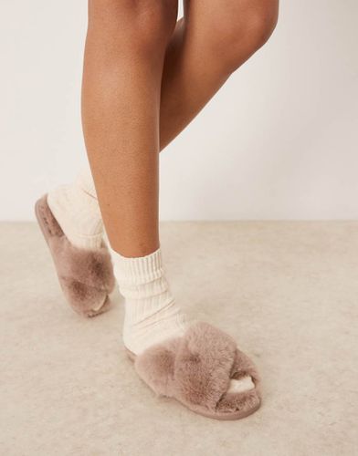 Chaussons croisés en fausse fourrure - clair - New Look - Modalova