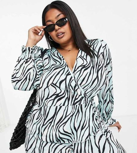 New Look Curve - Blouse portefeuille en satin à imprimé tigré - Aigue-marine - New Look Plus - Modalova