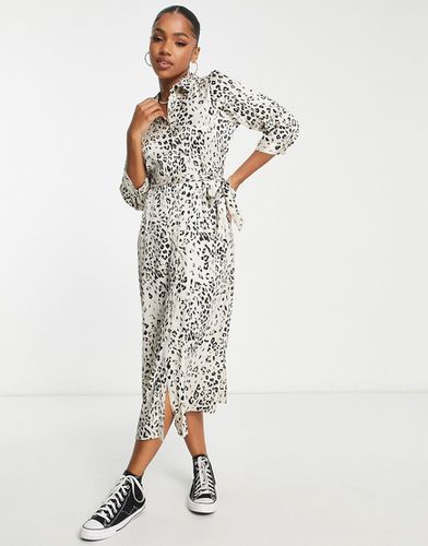Robe chemise mi-longue en satin à imprimé léopard - New Look - Modalova