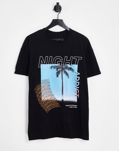 T-shirt avec imprimé tropical sur la poitrine - Night Addict - Modalova