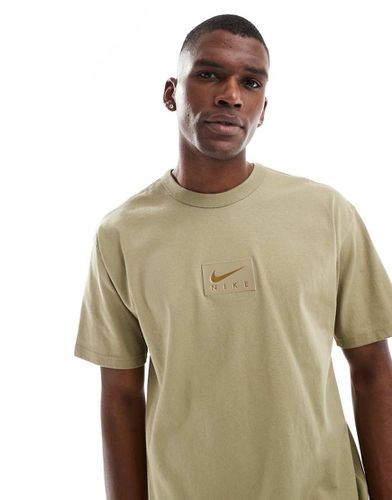 T-shirt avec étiquette logo au centre - Olive - Nike - Modalova