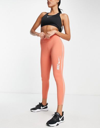 Nike Pro Training - Brassière de sport asymétrique maintien moyen en tissu  Dri-FIT avec logo virgule - Rose