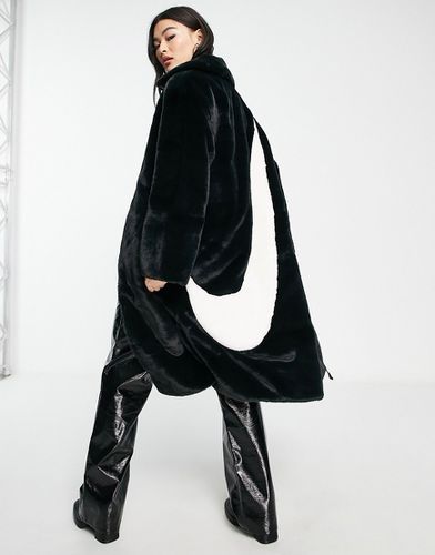 Manteau long en fausse fourrure avec logo virgule - et blanc - Nike - Modalova