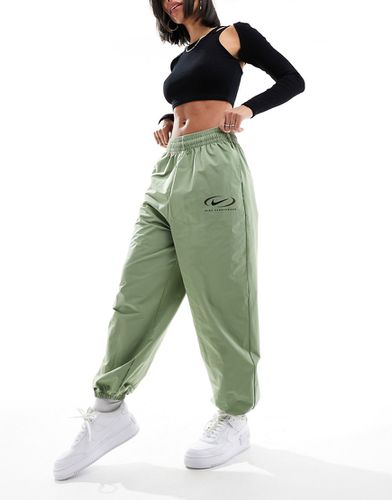 Pantalon de jogging parachute tissé à logo virgule - Nike - Modalova