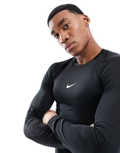 Nike - Pro Training - T-shirt manches longues en tissu Dri-FIT à logo virgule - Nike Training - Modalova
