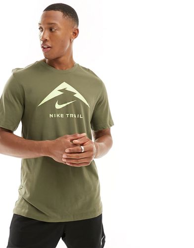 Trail - T-shirt à logo en tissu Dri-FIT - Kaki - Nike Running - Modalova