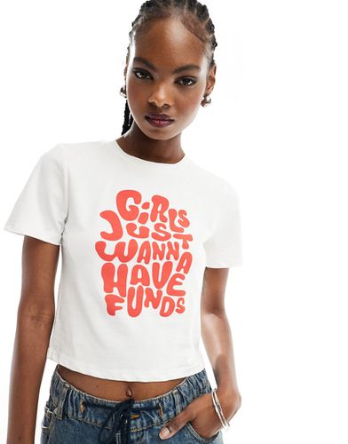 T-shirt effet rétréci à imprimé Girls Just Wanna Have Funds - Something New - Modalova