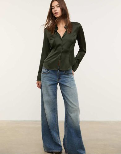 Chemise ajuste en satin - bouteille - Stradivarius - Modalova