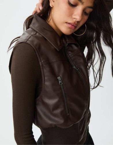 Gilet de tailleur imitation cuir zipp - Marron - Stradivarius - Modalova