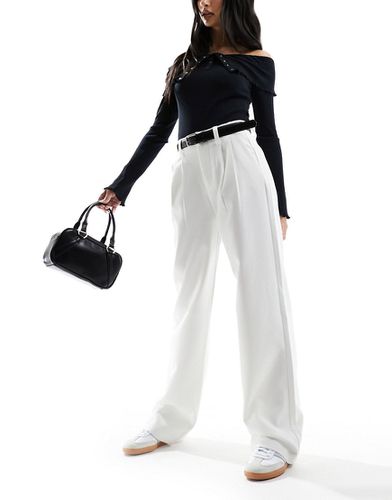Pantalon ajusté avec ceinture - Blanc - Stradivarius - Modalova