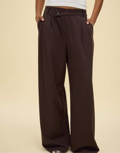 Pantalon habill coupe dcontracte  rayures et taille croise - Marron - Stradivarius - Modalova