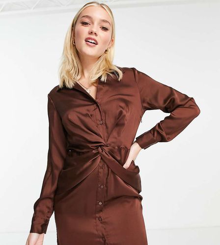 Robe chemise en satin à détail torsadé - chocolat - Stradivarius - Modalova