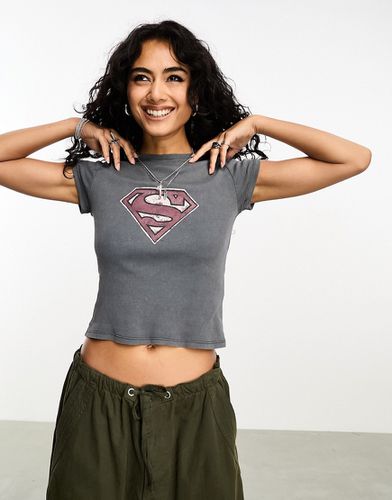 T-shirt effet rétréci avec motif Superman - Stradivarius - Modalova