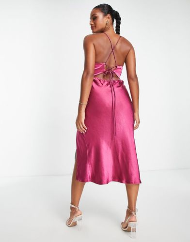 Robe mi-longue en satin avec découpe dans le dos - Magenta - Parallel Lines - Modalova