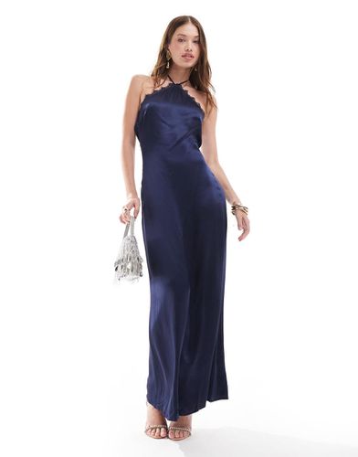 Robe longue en satin à encolure américaine - nuit - Pretty Lavish - Modalova