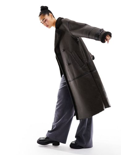Manteau long en similicuir avec détails contrastants en peau de mouton - Marron délavé - Pull & bear - Modalova