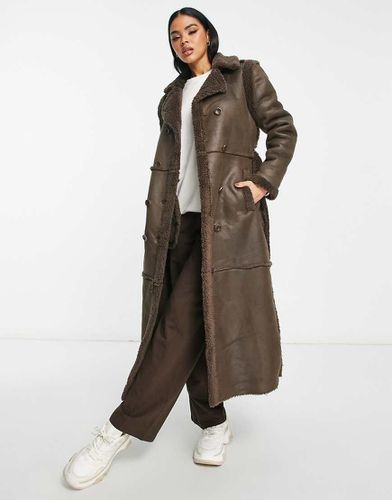 Manteau long en suédine avec bordures en imitation peau de mouton et ceinture - chocolat - Qed London - Modalova