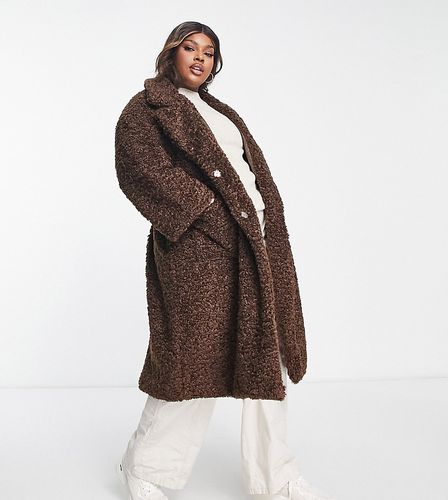 Manteau long duveteux avec ceinture en PU - chocolat - Qed London Plus - Modalova
