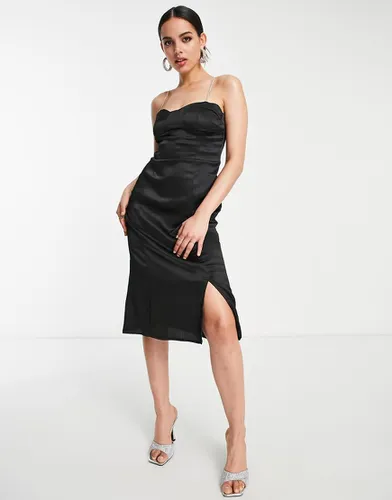 Robe mi-longue en satin avec bretelles à strass - Qed London - Modalova