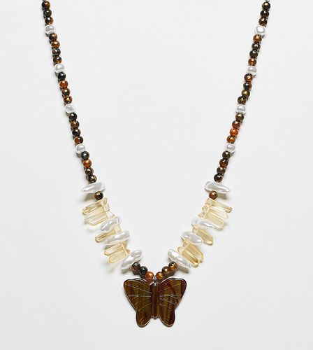 Collier de perles unisexe style bohème à pendentif papillon - Reclaimed Vintage - Modalova