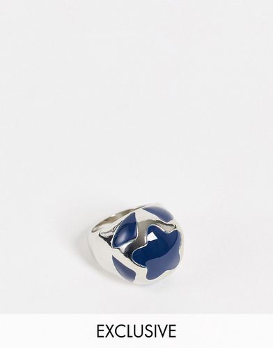 Inspired - Grosse bague unisexe avec fleur au centre - Bleu et argent - Reclaimed Vintage - Modalova