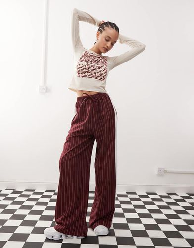 Pantalon à fines rayures avec empiècement sur le côté - Bordeaux - Reclaimed Vintage - Modalova