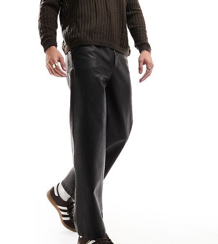 Pantalon droit en imitation cuir - délavé - Reclaimed Vintage - Modalova