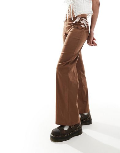 Pantalon évasé avec nauds et ruban rose - Marron - Reclaimed Vintage - Modalova