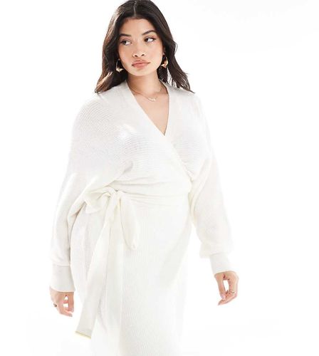 Robe cache-caur mi-longue en maille avec ceinture - Crème - River Island Plus - Modalova