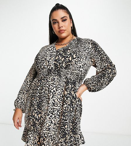 Robe courte à volants avec taille élastiquée et imprimé animal - River Island Plus - Modalova