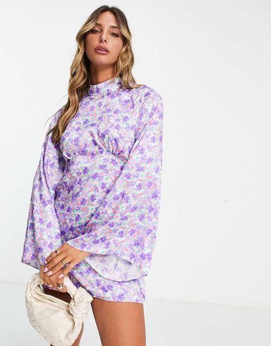 Robe courte à fleurs avec manches évasées - River Island - Modalova