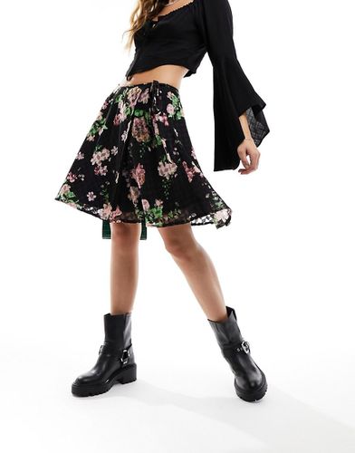 Mini-jupe portefeuille à imprimé fleurs effet dévoré - Wednesday's Girl - Modalova