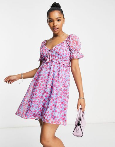 Robe courte avec fronces sur le buste - Violet fleuri - Wednesday's Girl - Modalova