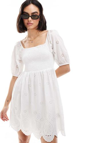 Robe babydoll courte à fronces en broderie anglaise - Wednesday's Girl - Modalova