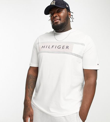 Big & Tall - T-shirt à logo avec rayures emblématiques sur la poitrine - Tommy Hilfiger - Modalova