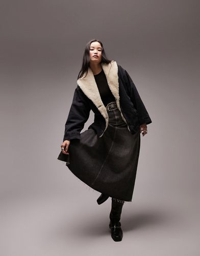 Manteau à enfiler en jean et imitation peau de mouton - délavé - Topshop - Modalova